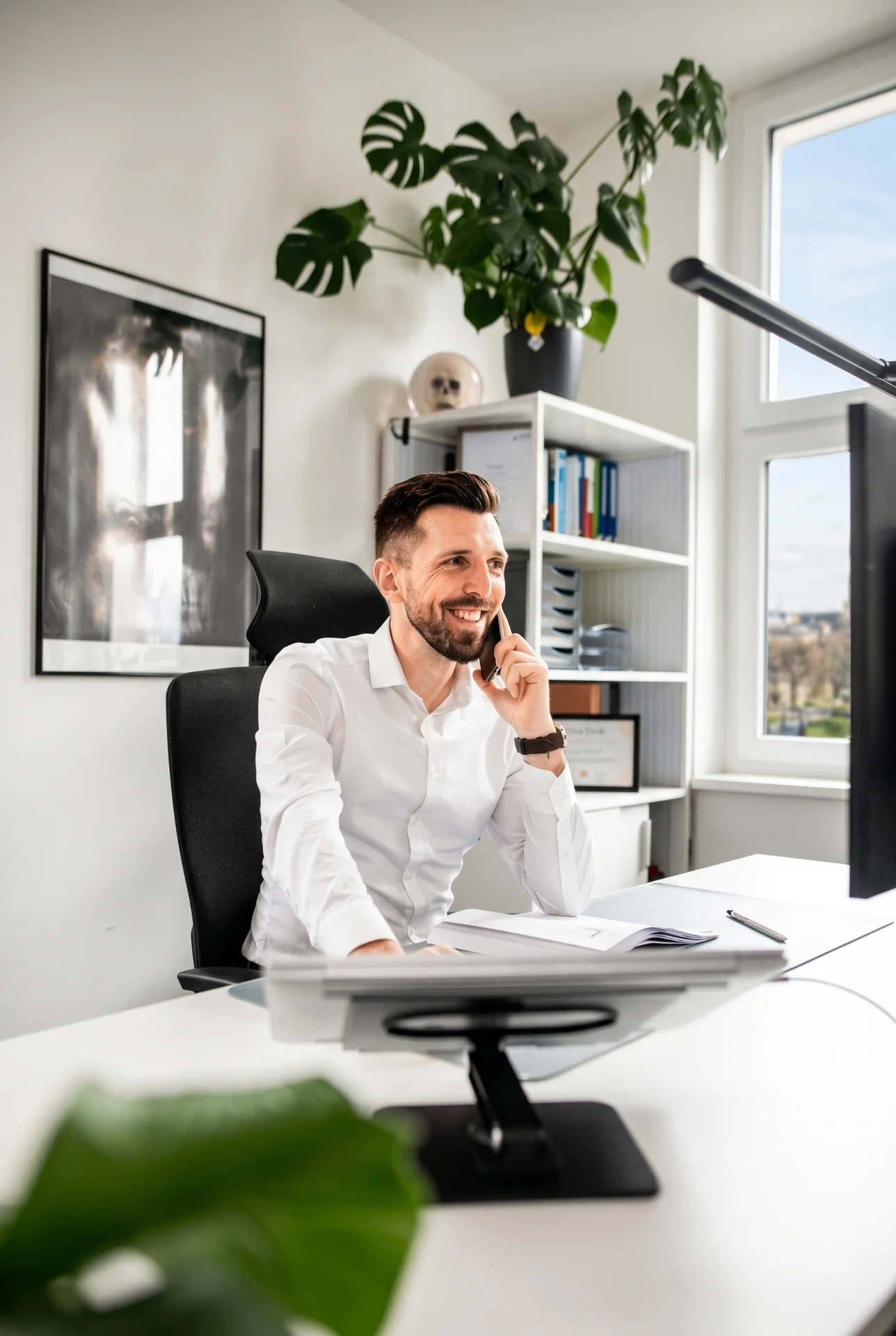 Ing. Adis Okanovic, Sicherheitsfachkraft, am Schreibtisch im Büro in Götzis